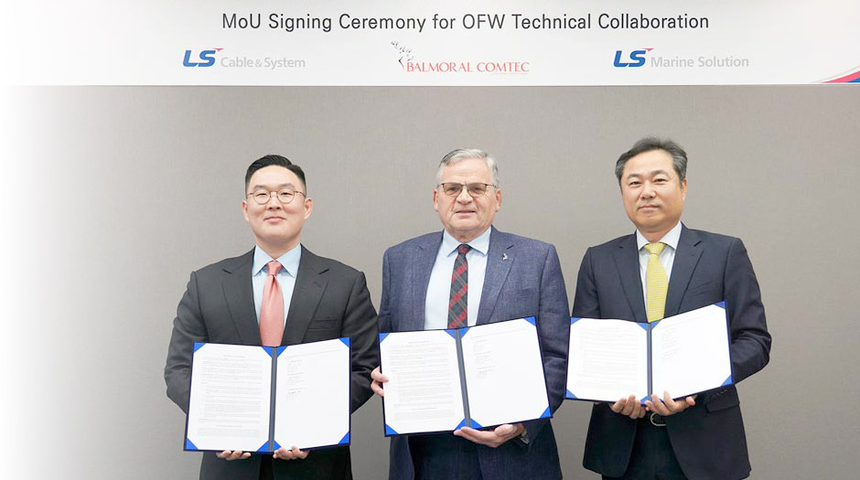 a commemorative photo was taken featuring Goo Bon-kyu, CEO of LS Cable &amp; System; Bill Main, Managing Director of Balmoral Comtec; and Kim Byung-ok, CEO of LS Marine Solution 